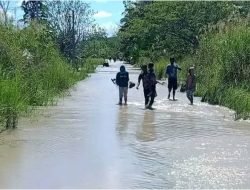 Curah Hujan Tinggi, Jalur Welolo-Viqueque Kota Berubah Jadi Sungai